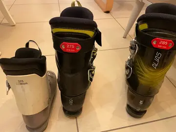 3 paires de chaussures de ski