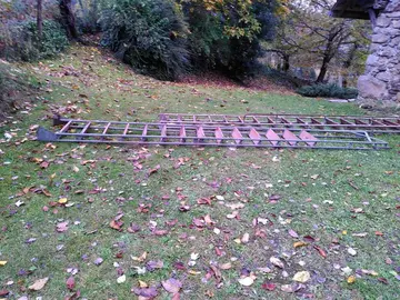 2 échelles de meunier de longueur 430cm et 432 cm , largeur 50 cm.A récupérer sur place