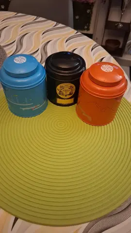 3 boîtes de thé vides