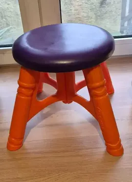 donne tabouret enfant