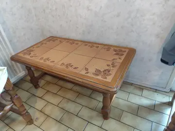 dernier jour, table de salon qui a juste besoin d'un rafraichissement.
