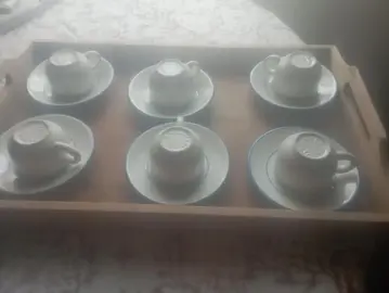 service à café avec soucoupes