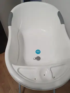baignoire pour bébé sur pied