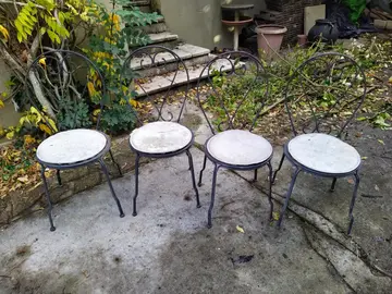 quatre chaises en métal pour le jardin