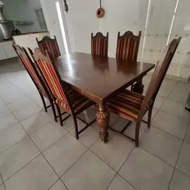 table en bois avec 6 chaises
