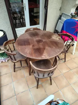 Table en bois et 4 chaises