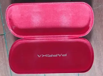 etui à lunettes rouge