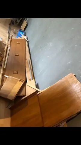 chute de meuble en bois