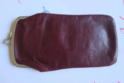 Grand ETUI à LUNETTES plat en cuir bordeaux.