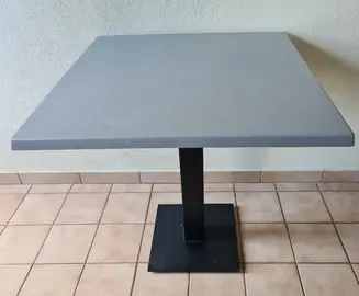 Table, résine, 70 x 70, hauteur 73 cm, état neuf …