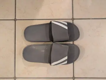 claquettes de piscine homme