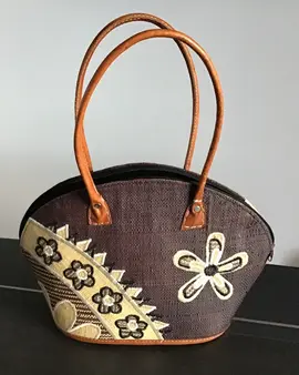 sac en paille noir et beige.