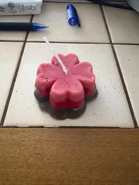 bougie que j'ai fabriqué rose , rouge , marron dessin trèfle parfum noix de coco