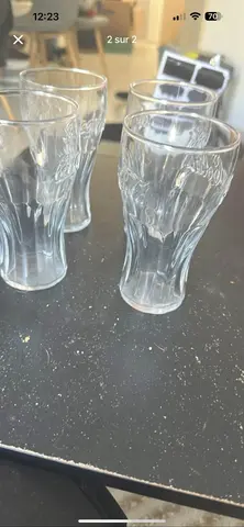 12 assiettes creuses et 4 verres coca