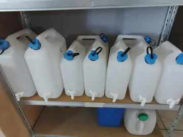bidons d'eau alimentaires avec robinet