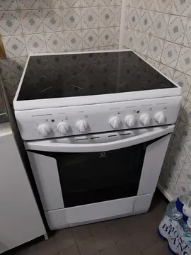 Donne cuisinière Indesit vitrocéramique