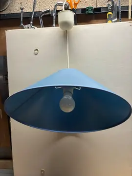 abat jour bleu avec système d’eclairage