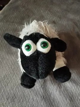 peluche mouton à tête noire