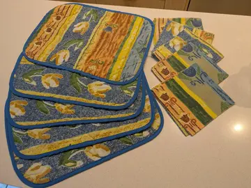 5 sets de table et serviettes assorties