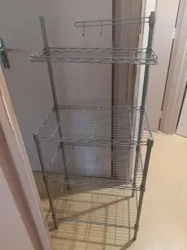 étagères en métal gris