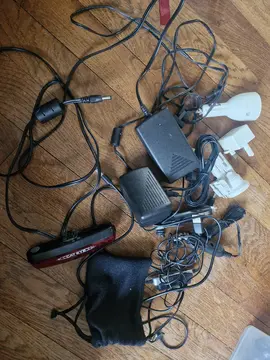 Lot de divers câbles électroniques lumières..