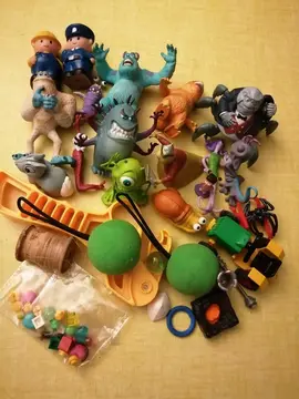 Lot de petits jouets figurines perles etc