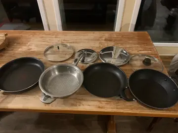 poêles et couvercles de casseroles cuisine