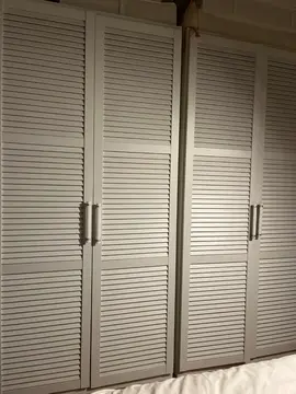 lot de 2 armoires à portes battantes.