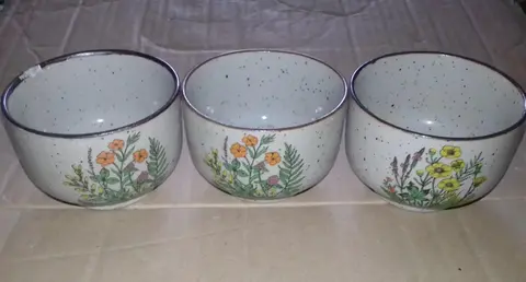 3 petits bols gris à fleurs