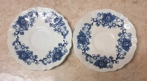 2 soucoupes blanches fleurs bleues - Sarreguemines