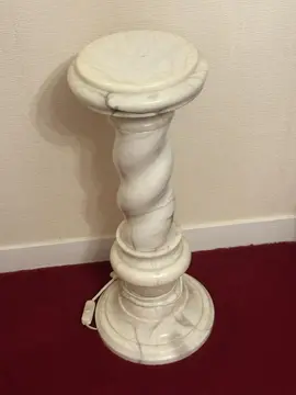 Colonne en marbre éclairée