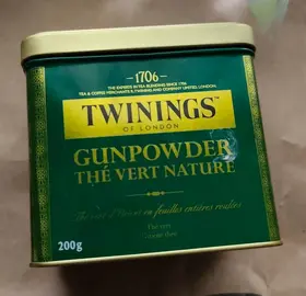 Boite métallique vide avec couvercle.