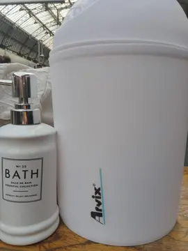 Poubelle de salle de bain et récipient savon