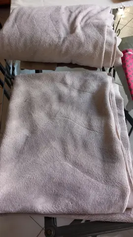 plusieurs chutes de tissus gris