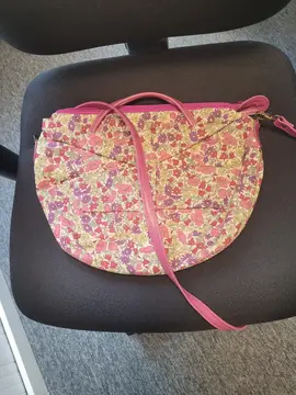 Sac bandoulière dans les tons rose