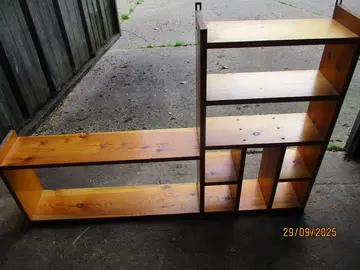 étagère en bois de pin