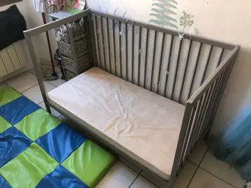 Lit enfant à barreaux sans barreaux