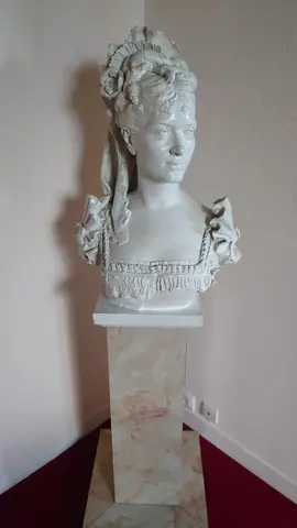 Statue ancienne de femme (jardin) et pied d'estale intérieur