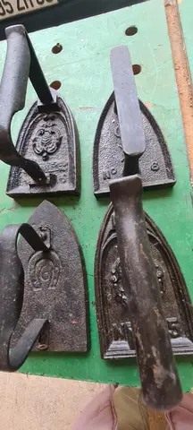 4 fers à repasser anciens en fonte pour deco