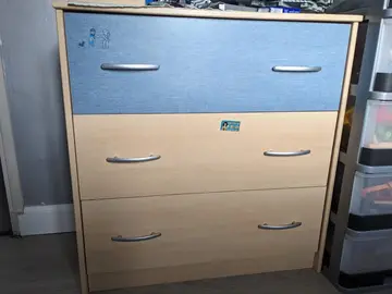 Donne lit bureau armoire commode