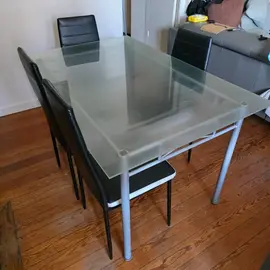 Table en verre et 3 chaises