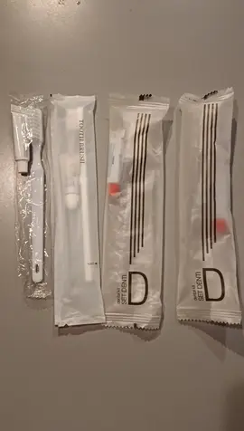 4 kits brosse à dents + dentifrice d'hôtel