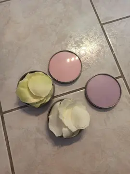 Pétales de fleurs et bocaux