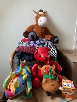 peluches, vêtements et sacs