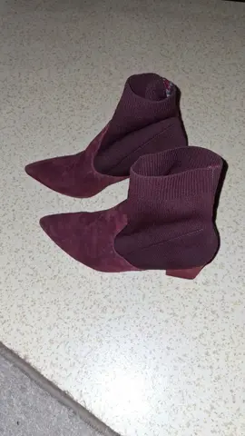 bottine de couleur bordeaux pointure 42.