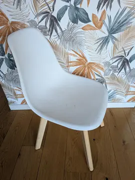 Chaises type scandinave en bois et plastique