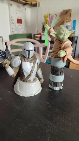 Jouets Kinder Surprise Maxi Star Wars Mandalorien et Yoda