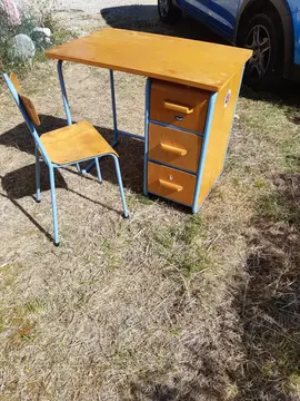 Petit bureau pour enfant 3 à 6 ans. A rafraîchir. Vintage années 62