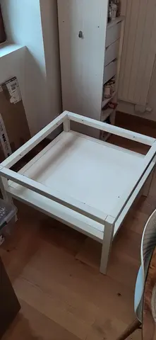 table basse coloris blanc dessus verre