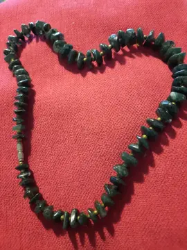 collier en pierres vert foncé